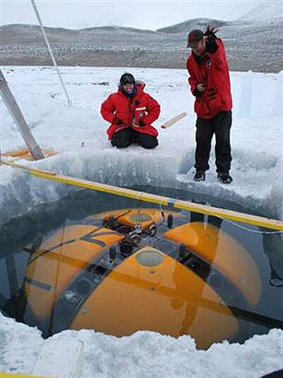 ANTARCTIC DIVING ROBOT PRACTICES FOR EUROPA