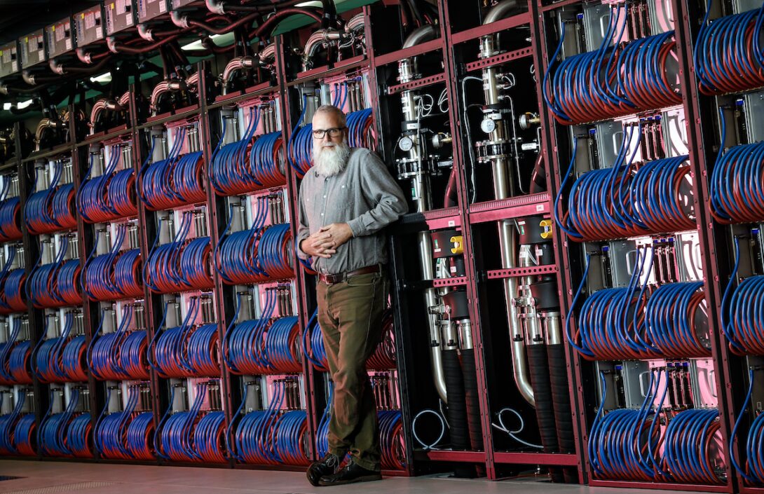 EVL Professor Papka is the Featured Photo in UIC Engineering’s RISE 2023