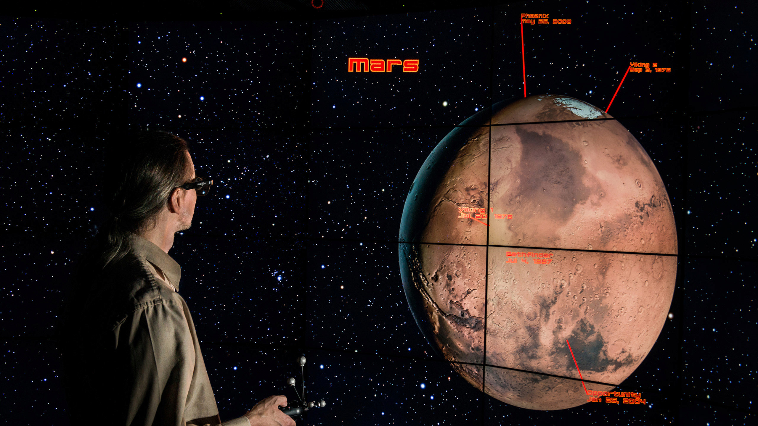 Professor Andy Johnson explores Mars in EVL&rsquo;s CAVE2