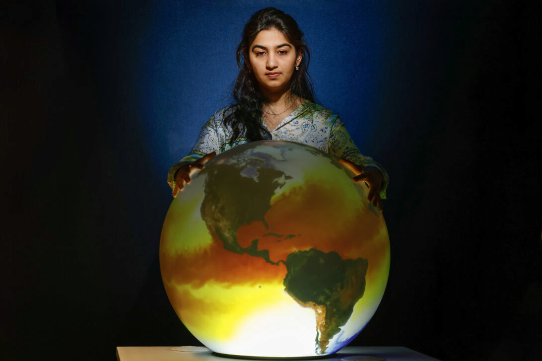 Nikita Soni with Spherical Display